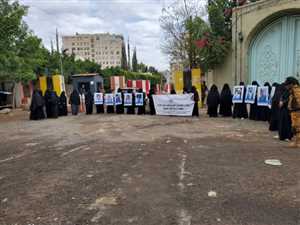 وقفة احتجاجية للأمهات للمطالبة بإيقاف المحاكمات الحوثية بحق المختطفين