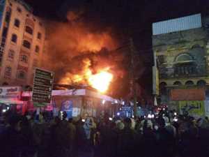 حريق هائل يلتهم محلات تجارية بصنعاء ومواطنون يخلون منازلهم