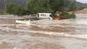مياه السيول تجتاح مديرية في شبوة ونزوح عشرات الأسر