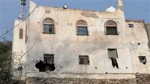Husi milisler, Taiz şehrinin kuzeybatısındaki bir camiyi ve bir evi hedef aldı