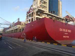 منذ بداية الحرب.. دخول أول سفينة حاويات إلى ميناء عدن دون تفتيش من قبل التحالف