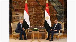 العليمي والسيسي يبحثان في القاهرة جهود حل الأزمة اليمنية