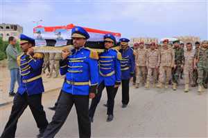 الجيش الوطني يشيع أحد قياداته العسكرية بمحافظة مأرب