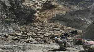 انهيارات صخرية تقطع الطريق الواصل بين مدينة تعز والحوبان