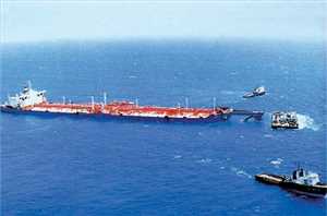 Yemen açıklarında demirli Safer petrol tankerini tahliye edecek gemi sahaya ulaştı