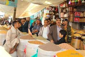 مليشيات الحوثي تداهم الأسواق لابتزاز التجار تحت ذريعة فرض تسعيرة جديدة للسلع