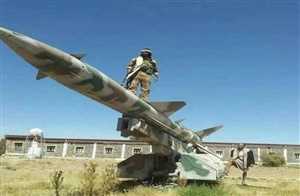 مصادر عسكرية: ميليشيات الحوثي تنصب منصات لإطلاق الصواريخ والمسيرات في مأرب والجوف