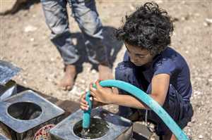 بدلًا من الذهاب إلى المدرسة.. أطفال اليمن يسعون إلى تأمين مياه الشرب