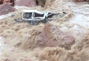 سيول الامطار تجرف عدد من السيارات في محافظة إب