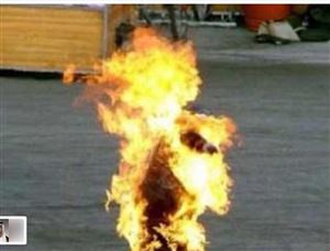 Yemen’de mallarına el konulan seyyar satıcı kendisini ateşe verdi