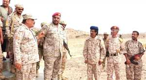 قائد المنطقة الرابعة يطلع على الوضع العسكري وأحوال المقاتلين في محور طور الباحة.