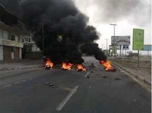 Yemen’in geçici başkenti Aden’de para biriminin çöküşü ve elektrik kesintileri protesto edildi