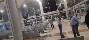 إصابة مسافرين جراء انهيار جزءًا كبيرًا من واجهة مطار عدن الزجاجية