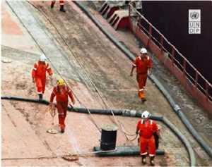 BM: Safer tankerinden petrol tahliyesinin ilk aşaması tamamlandı