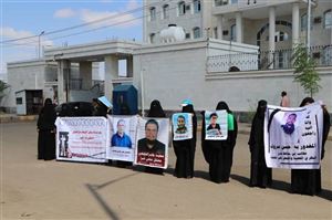 أمهات المختطفين تكشف عن تعرض 6 معتقلين للتعذيب في سجون الحوثي بصنعاء