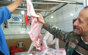 اللحوم تستعصي على اليمنيين وتملأ موائد أثرياء الحرب