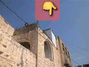 بنى عليه حمام ومطبخ.. نصر حوثي يستولي على سطح مسجد أثري في مدينة "جبلة" ويحوله إلى ملحق لمنزله