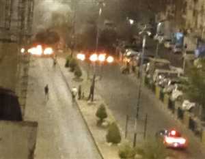 أغلقت الشوارع واحرقت إطارات السيارات.. احتجاجات ليلية في العاصمة المؤقتة عدن