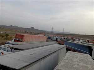 مليشيات الحوثي تحتجز عشرات الشاحنات التجارية في منفذ نهم شرق صنعاء