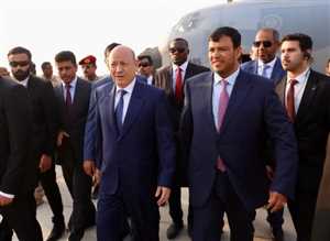 Yemen Başkanlık Konseyi Başkanı Alimi  ve yardımcısı üç ay sonra Aden’e döndü