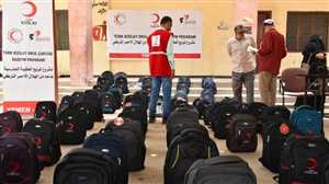 الهلال الأحمر التركي يكمل توزيع ألف حقيبة مدرسية في اليمن
