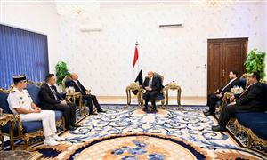 رئيس المجلس الرئاسي يبحث مع السفير الفرنسي جهود إحياء السلام وإنهاء الحرب في اليمن