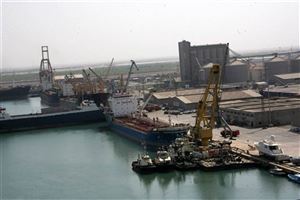 دبلوماسي يمني: الحوثيون يجبرون التجار للاستيراد عبر ميناء الحديدة فقط