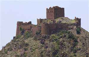 نتيجة الإهمال الحوثي.. انهيار جزء من سور قلعة سُمارة الأثرية في محافظة إب