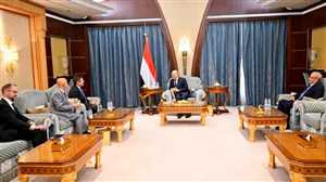 رئيس المجلس الرئاسي يحذّر من تهاون المجتمع الدولي إزاء انتهاكات الحوثيين
