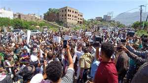 Taiz’de halk elektrik kesintilerini protesto etmek için elektrik istasyonu önünde cuma namazı kıldı