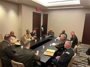 خلال لقاءه قائد الجيش المركزي الأمريكي.. رئيس الأركان يحذر من خطر المليشيات الحوثية على الأمن القومي والعالمي