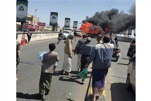 حريق هائل يلتهم عدد من السيارات فوق جسر بصنعاء