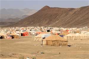 الحوثيون يقصفون مخيمات النازحين بمأرب بصواريخ الكاتيوشا