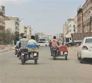 سائقوا الدراجات النارية في عدن يكسرون قرار الحظر ويعودون للتجول في المدينة