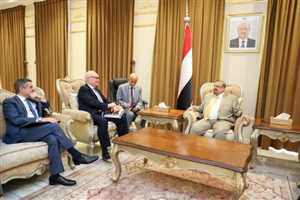 في لقاءه بالمبعوث الأمريكي.. رئيس البرلمان اليمني يطالب بخارطة طريق مزمنة بناء على المرجعيات الثلاث
