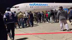 محتجون يقتحمون مطاراً في روسيا بعد هبوط طائرة من إسرائيل