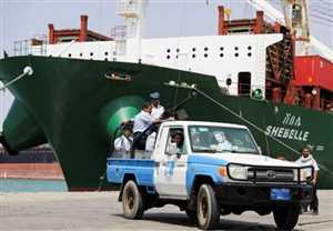 الحوثيون ينقلون أسلحة ومسيّرات من ميناء الحديدة إلى الصليف