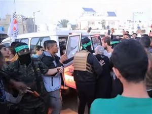 كتائب القسام تبث مشاهد لتسليم الدفعة الأولى من المحتجزين لديها