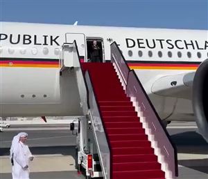 فيديو.. الرئيس الألماني ينتظر بالطائرة نصف ساعة قبل استقباله في قطر