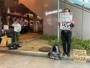 منددا بالمجازر الصهيونية بغزة.. ناشط ياباني يتظاهر بمفرده يوميا منذ نحو 50 يوما
