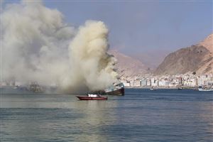 حريق هائل يلتهم سفينة صغيرة في ميناء المكلا