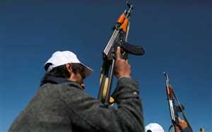 بالأسلحة المتوسطة والثقيلة.. اندلاع اشتباكات حوثية بينية في جبهة الضالع