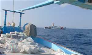 القيادة المركزية الأمريكية تضبط أول شحنة مخدرات لهذا العام في قارب بالمياه الدولية لخليج عدن