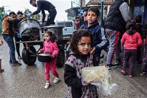 أطفال غزة يأكلون العلف ويشربون المياه المالحة في ظل نقص الغذاء