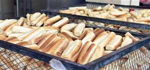 انهيار العملة الوطنية ترفع أسعار الخبز "الروتي" في عدن