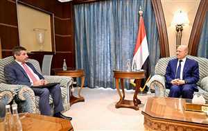 العليمي يجدد تمسك المجلس وللحكومة بنهج السلام ويؤكد ان دعم الحكومة هو السبيل لوقف مغامرات مليشيات الحوثي