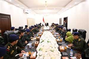رئيس مجلس القيادة يجتمع بقيادة وزارة الداخلية ورؤساء المصالح الامنية ومدراء عموم الشرطة في المحافظات