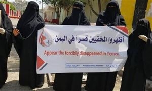 أمهات المختطفين تدين وفاة مختطفين في سجون الحوثيين وطارق صالح