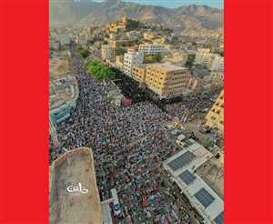 رفعوا علم فلسطين.. آلاف اليمنيين يقيمون صلاة عيد الفطر في تعز