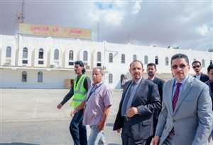 رئيس الوزراء يغادر محافظة حضرموت بعد زيارة استمرت عدة أيام